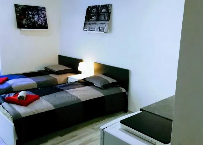 Center Arena Belvedere And 게스트하우스 풀라